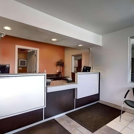 Econo Lodge Мидвейл Экстерьер фото
