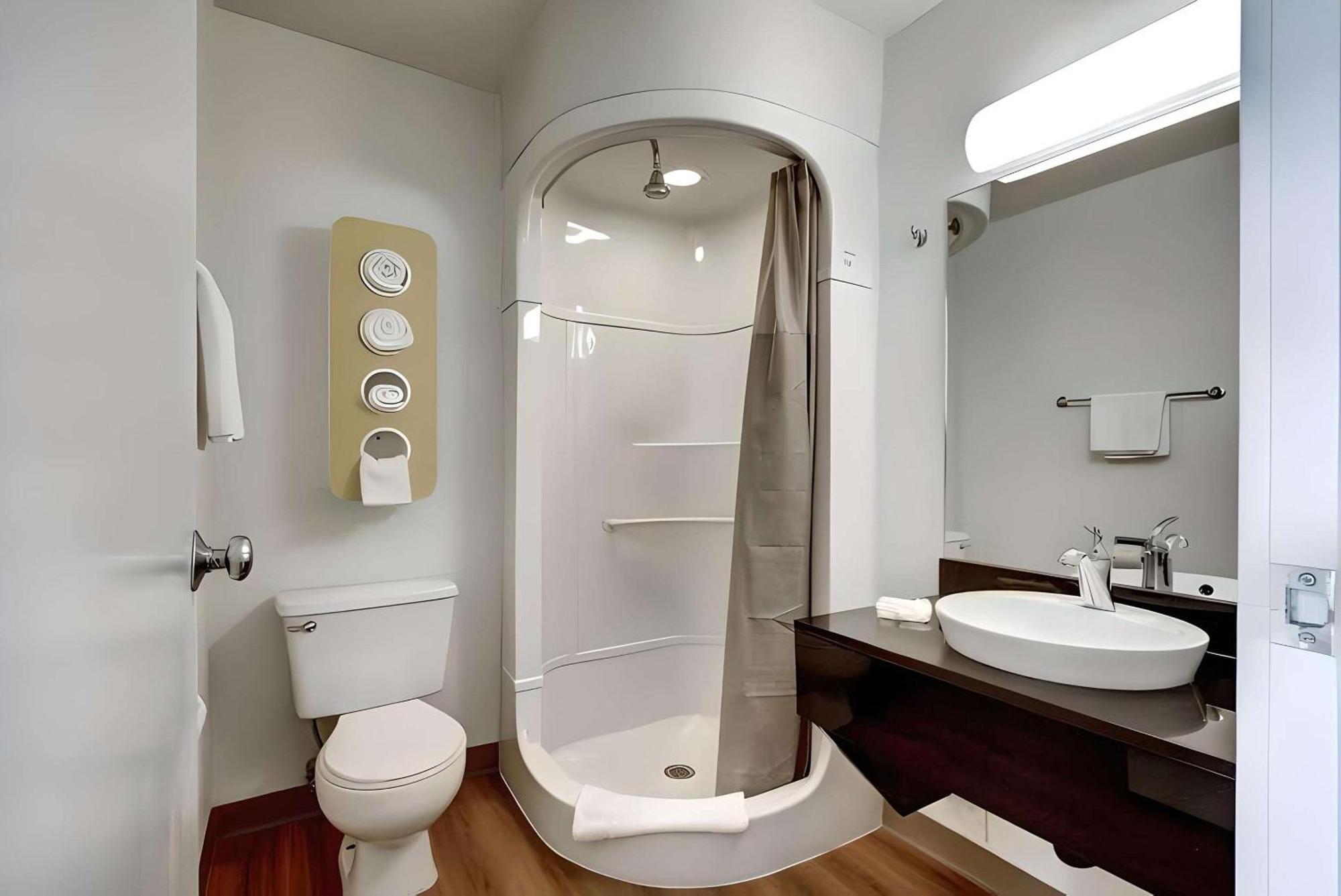 Econo Lodge Мидвейл Экстерьер фото