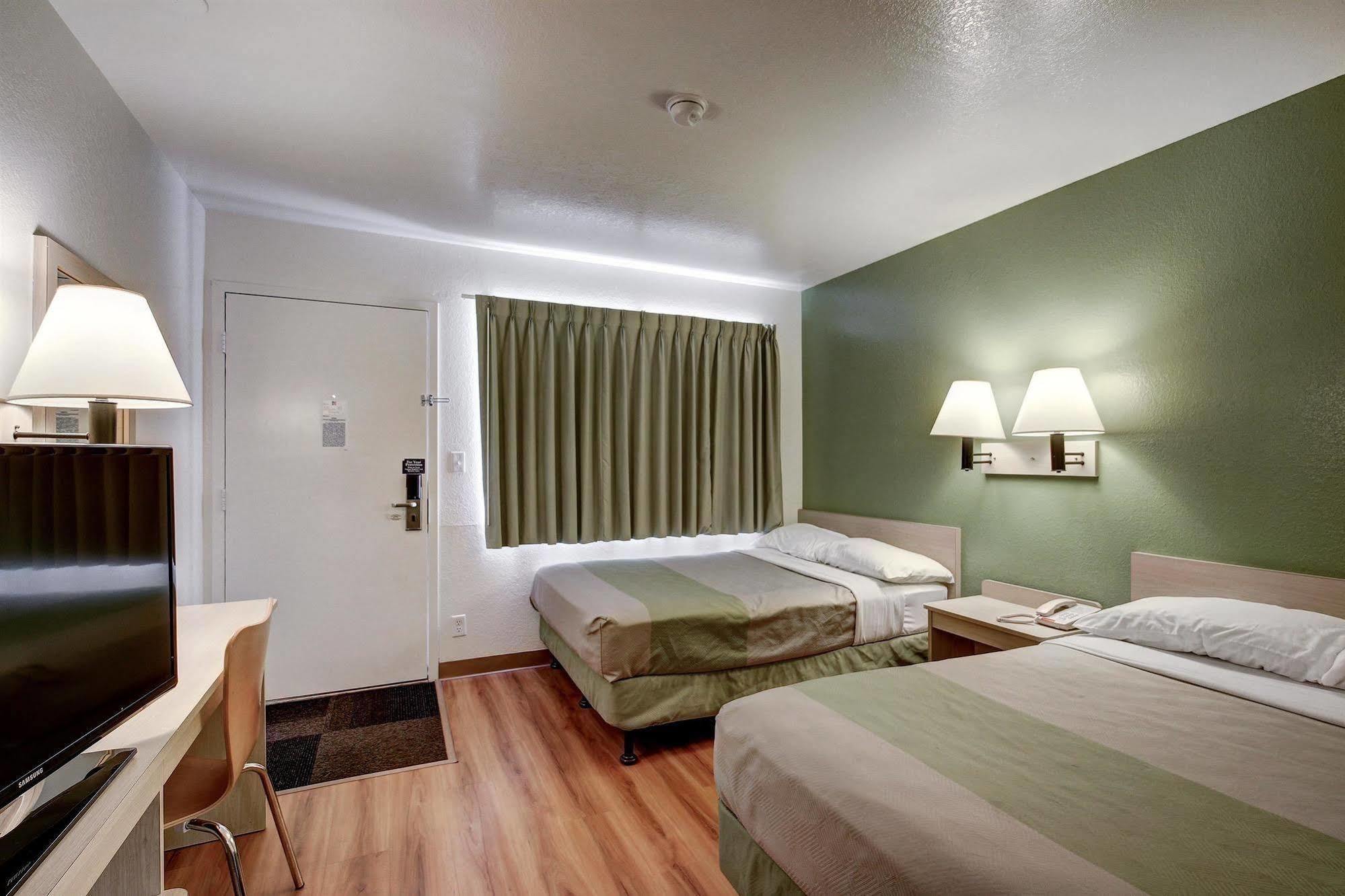 Econo Lodge Мидвейл Экстерьер фото