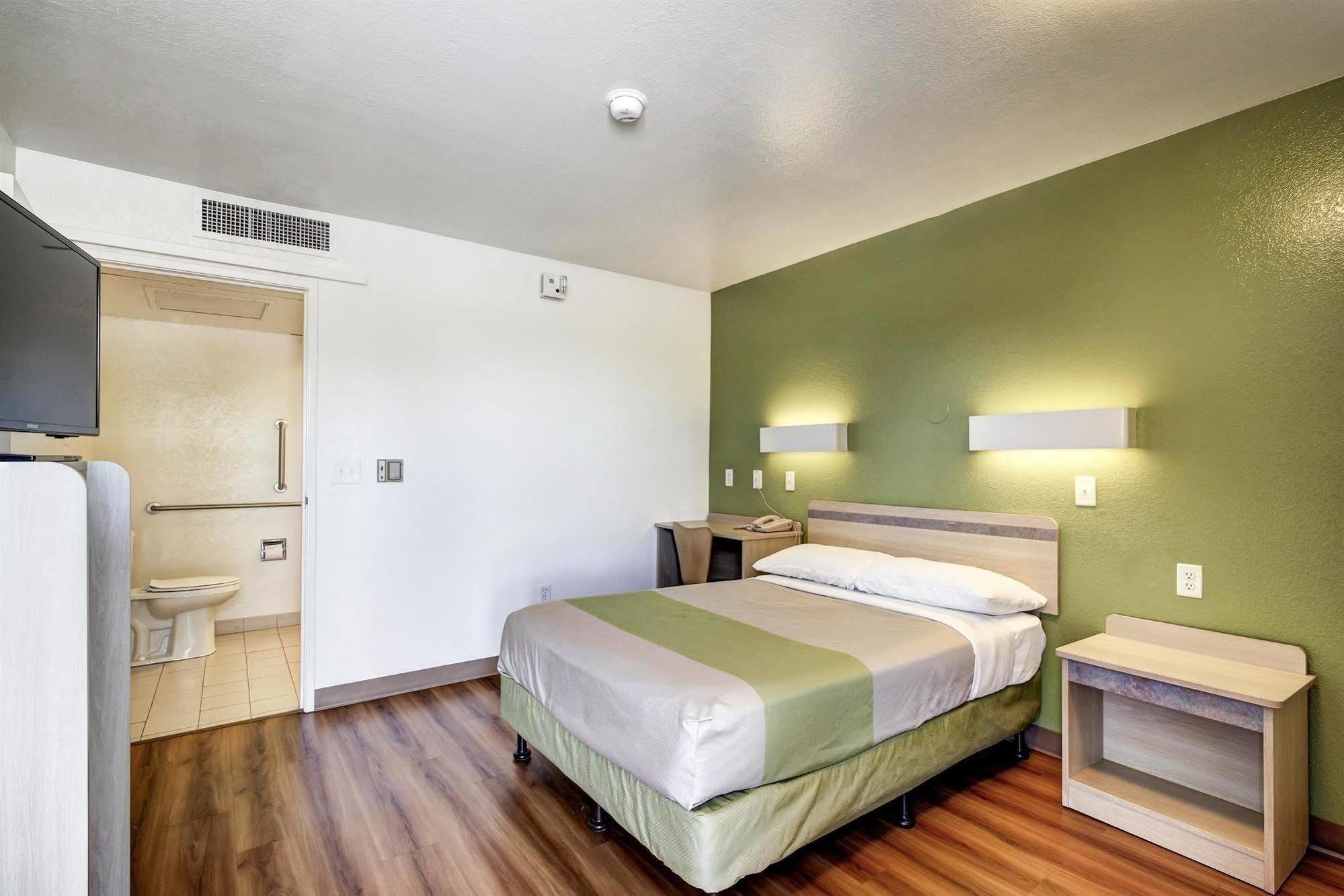 Econo Lodge Мидвейл Экстерьер фото