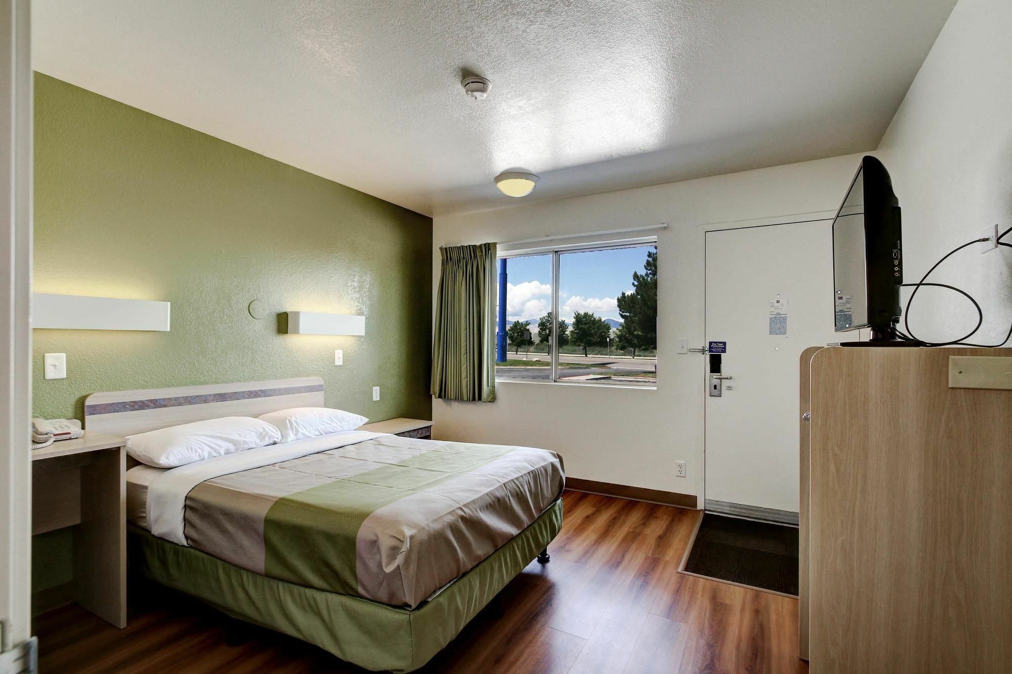 Econo Lodge Мидвейл Экстерьер фото
