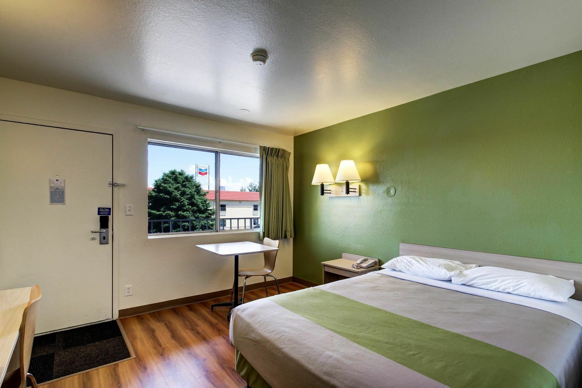 Econo Lodge Мидвейл Экстерьер фото