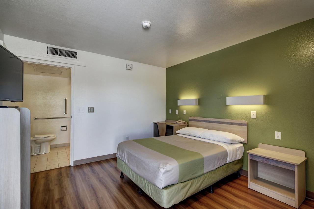 Econo Lodge Мидвейл Номер фото